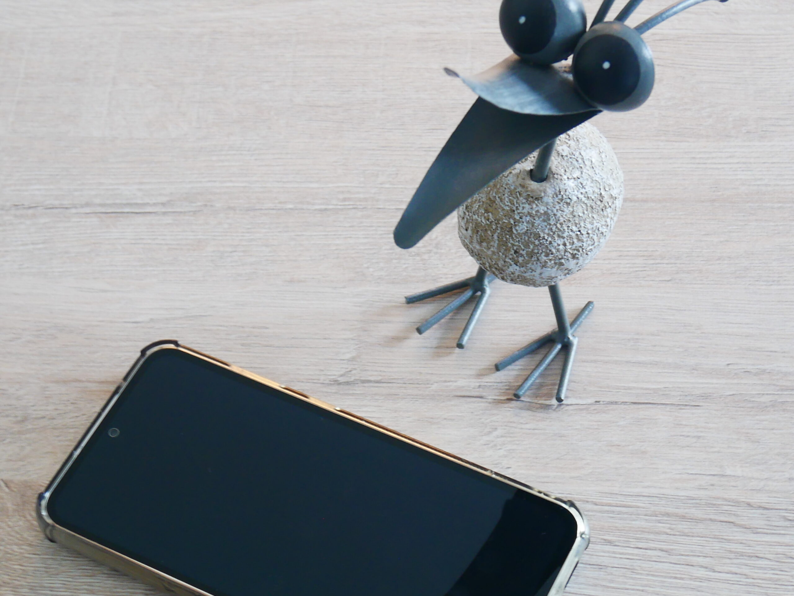 Vogel met telefoon foto om klant te motiveren ons te contacteren